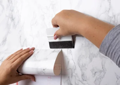 Pose de papier peint sur un mur